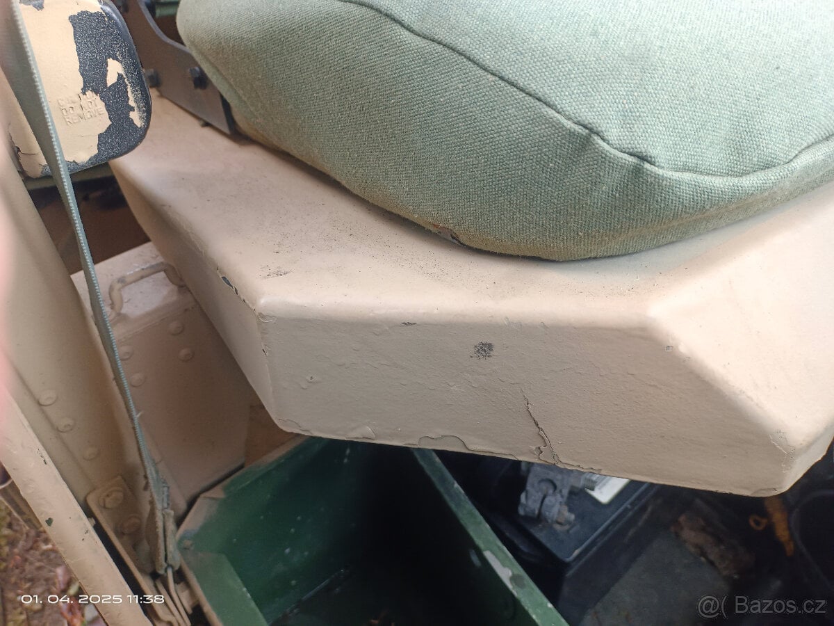 Sedačka a kryt batérií Humvee Hummer H1
