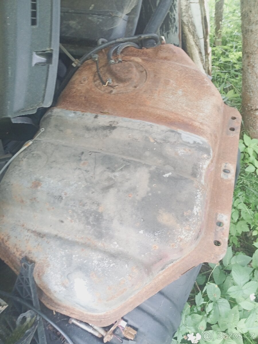 Nádrž nissan patrol y60