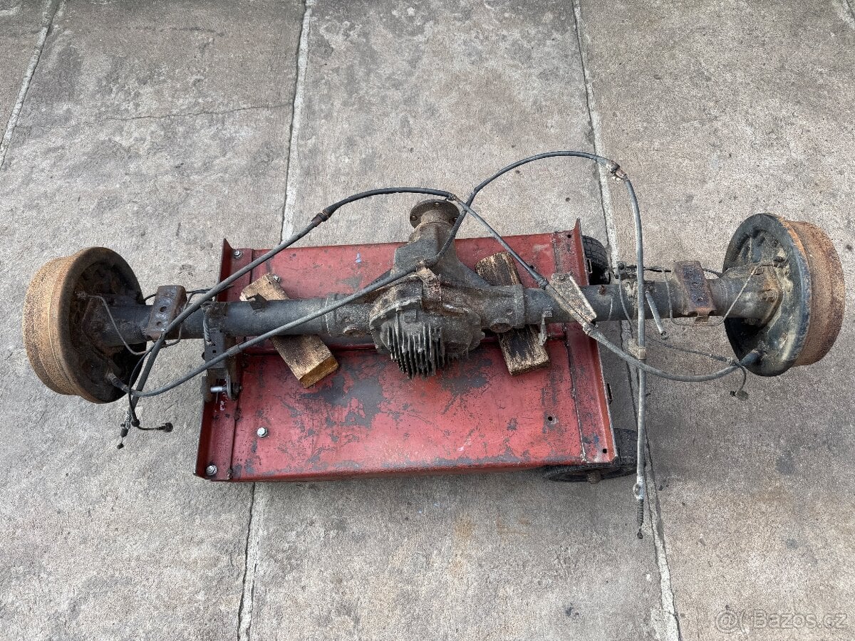 Zadní náprava a výfuk Nissan Navara D40