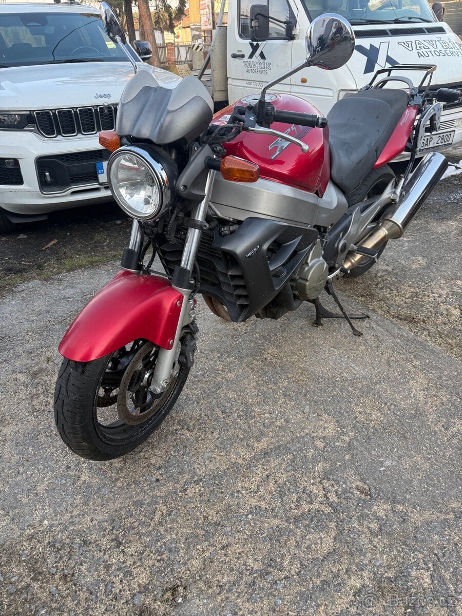 Honda CB 1100 SF, rok 2000 1137 ccm 100 kW čtyřválec červená