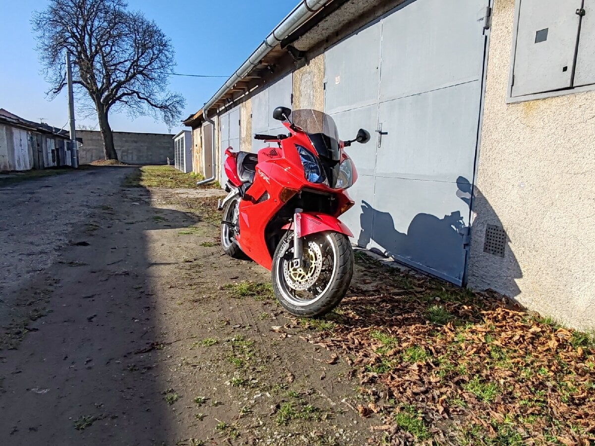 Honda VFR 800 VTEC (RC46), r. 2004