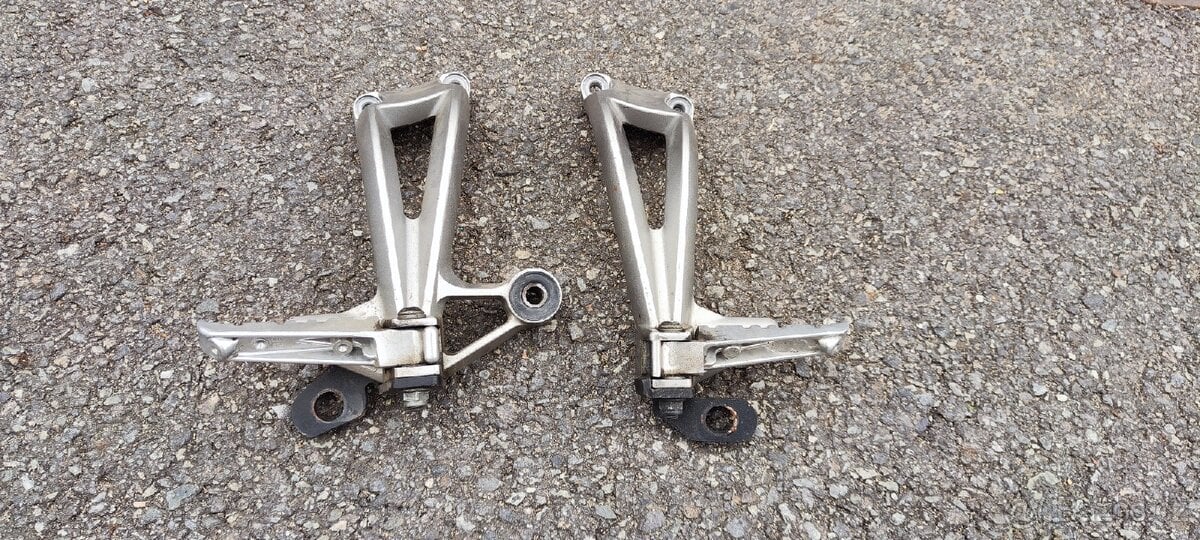 Zadní stupačky na FZ1