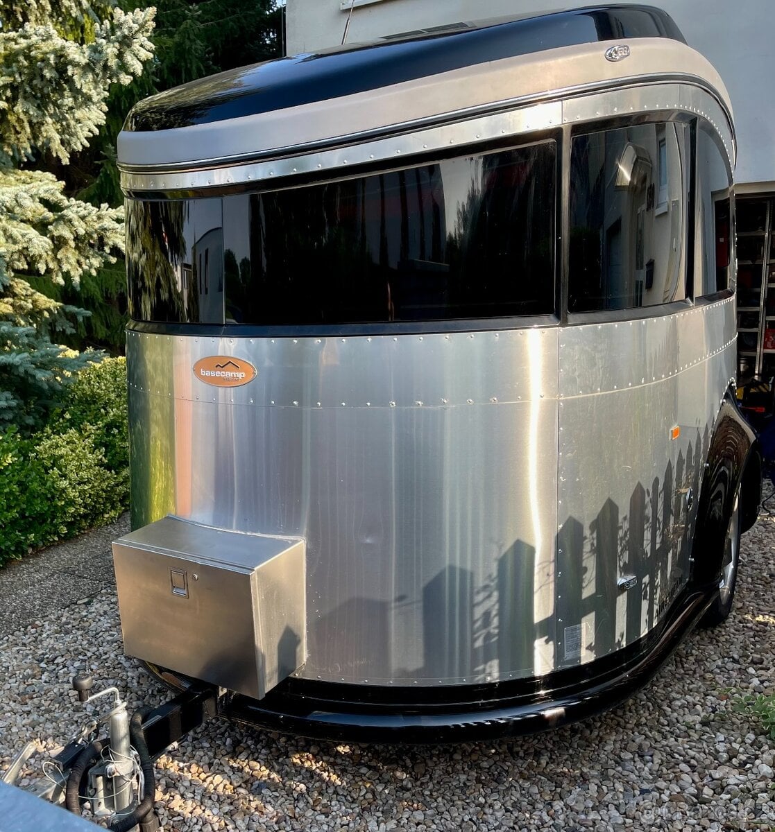 Prodám americký obytný přívěs Airstream BaseCamp