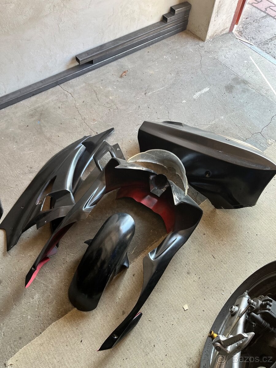 Yamaha R6 lamináty okruhové plasty