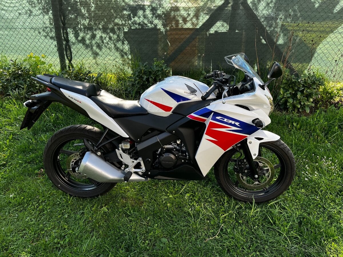 Honda CBR 125R najeto 2594km