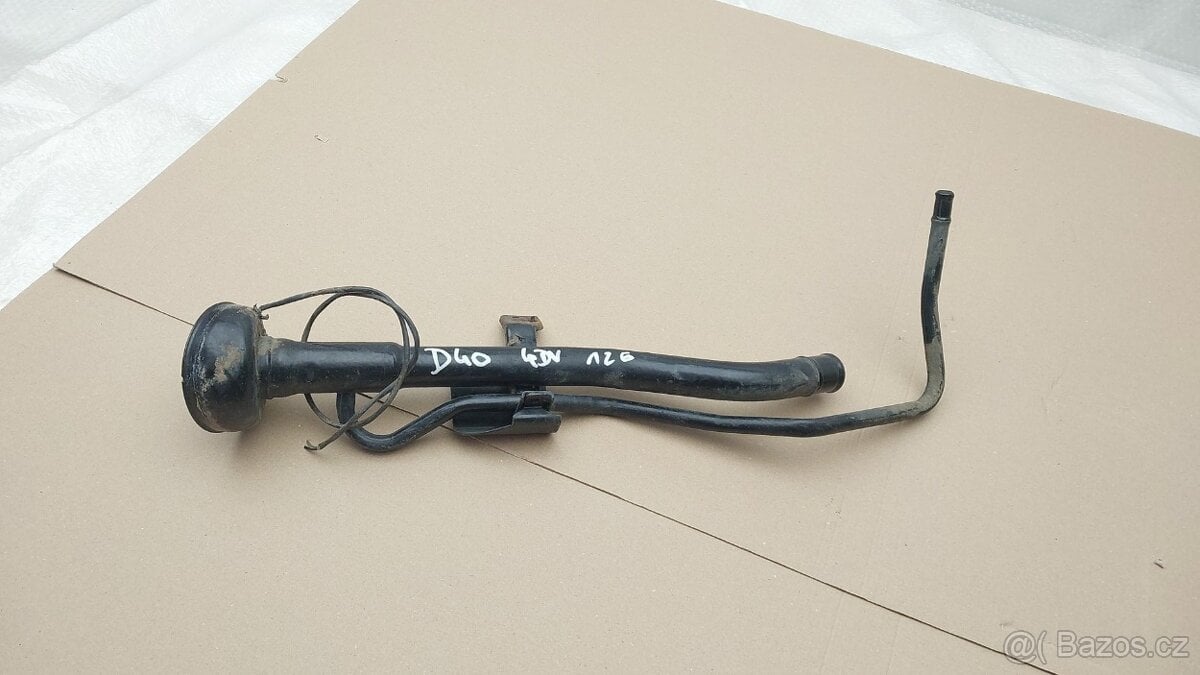 Nissan Navara D40 : Hrdlo nádrže