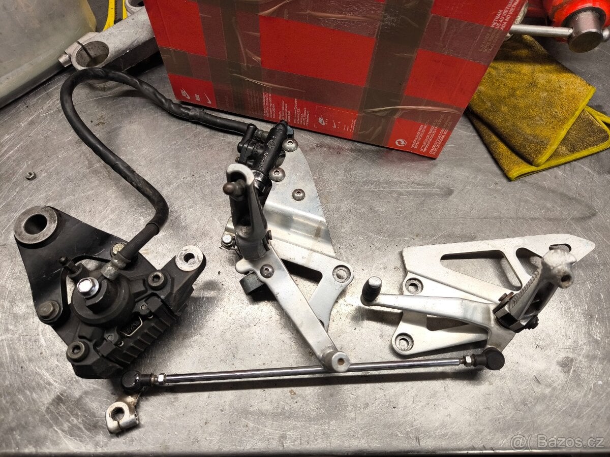 Suzuki gsxr 1100 přední stupačky