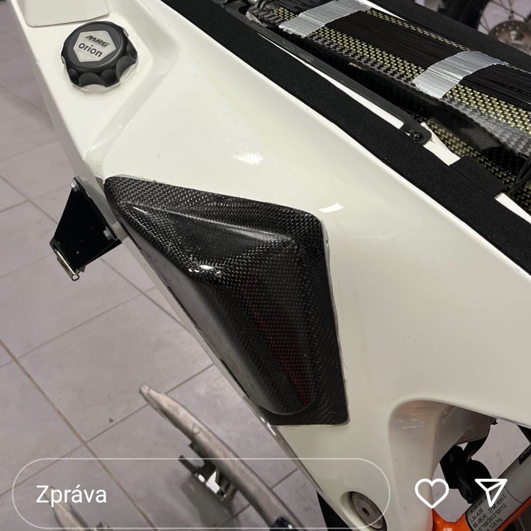 KTM Rally Replica - opěrky na nádrž