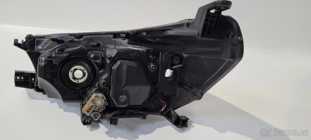 Hilux 2016 - levý a pravý světlomet led xenon