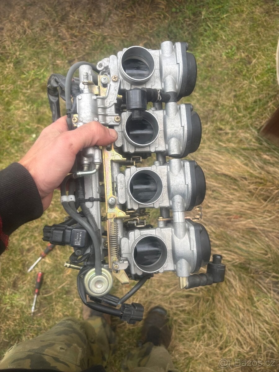 Kompletni vstrikovace na Yamaha R1 02-03 Rn09 5PW