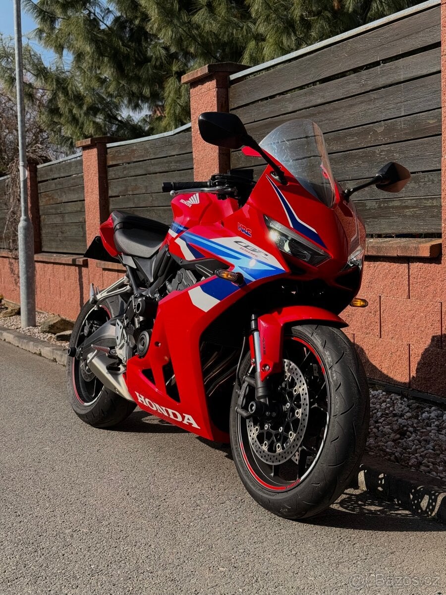 Honda CBR650R E-Clutch (2024) – 6 029 km – TOP stav, doplňky