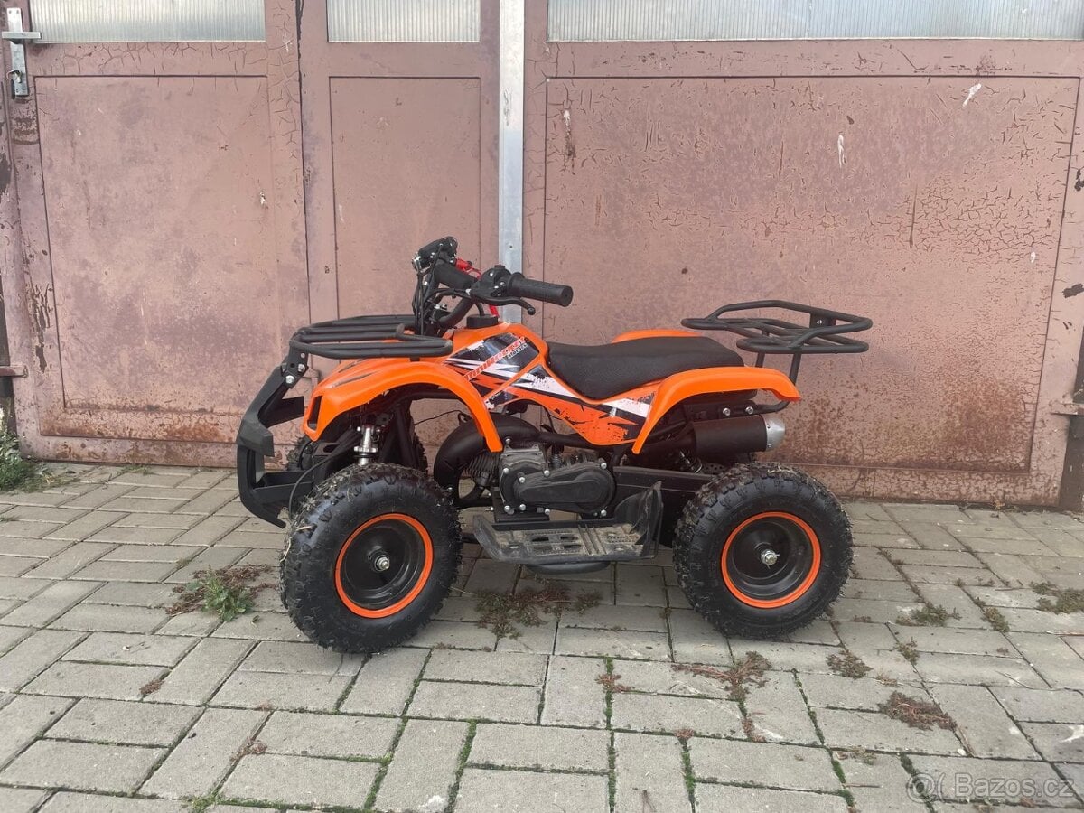 Dětská čtyřkolka s helmou