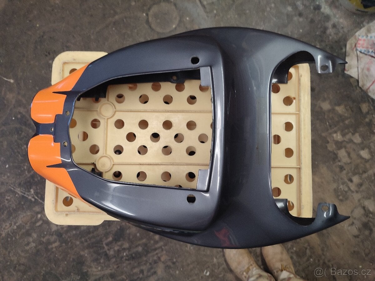 Aprilia RSV 1000 tuono podsedlová kapota