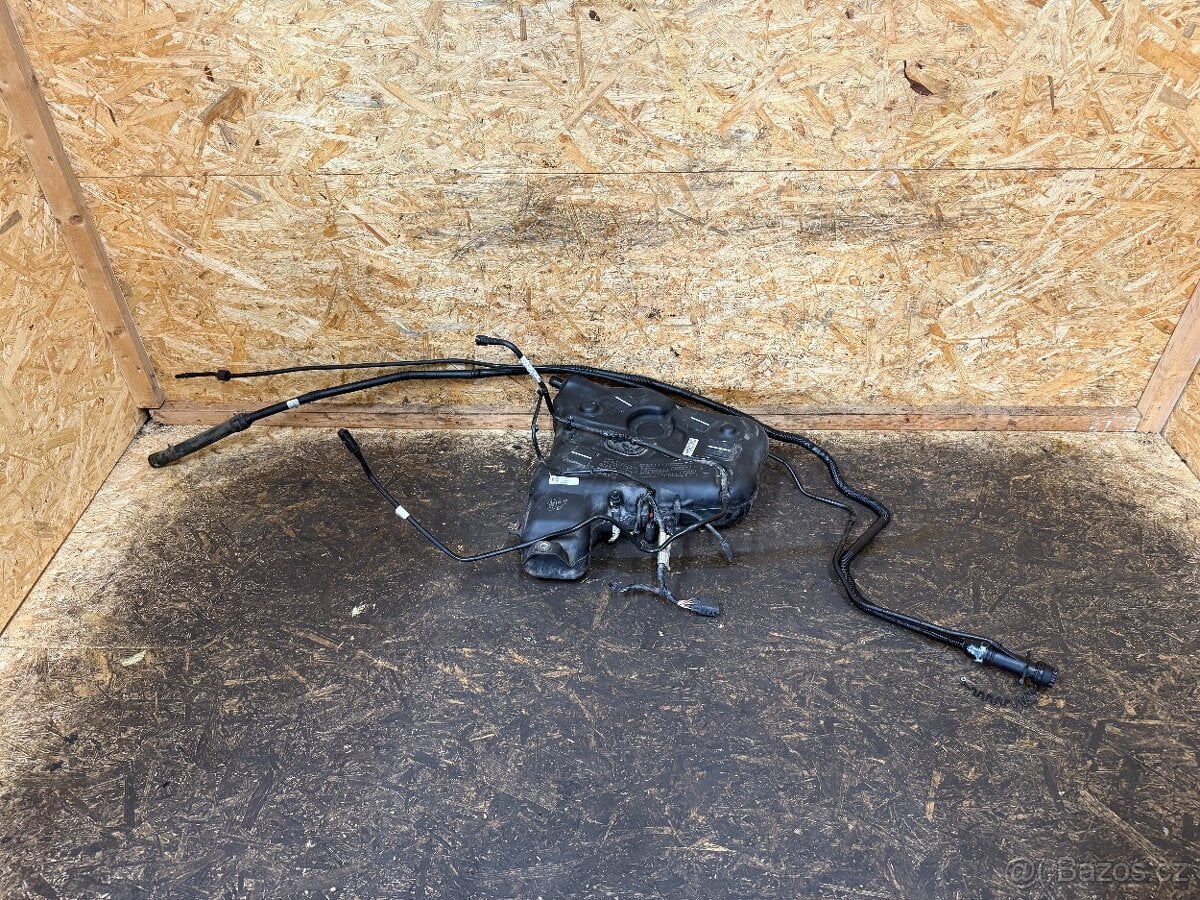 NÁDRŽ ADBLUE LAND ROVER DISCOVERY SPORT L550 GK72-5J228-A