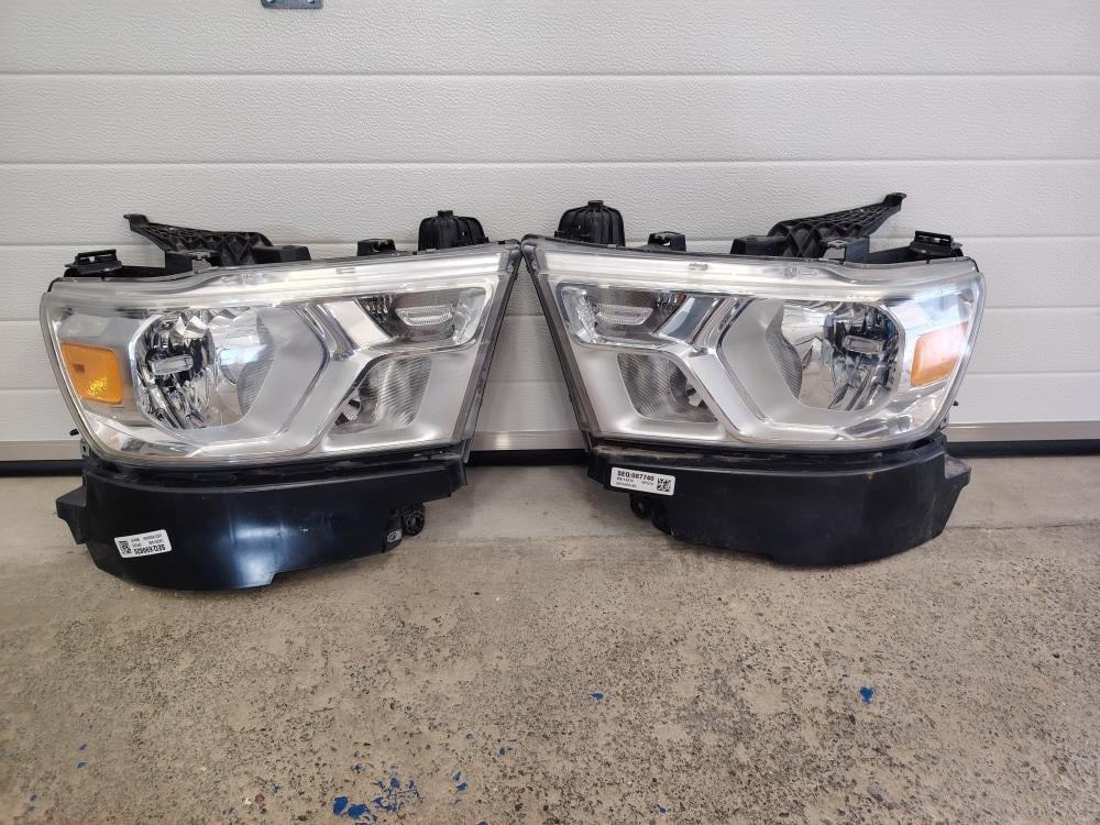 Přední světla Dodge Ram 1500 5.gen