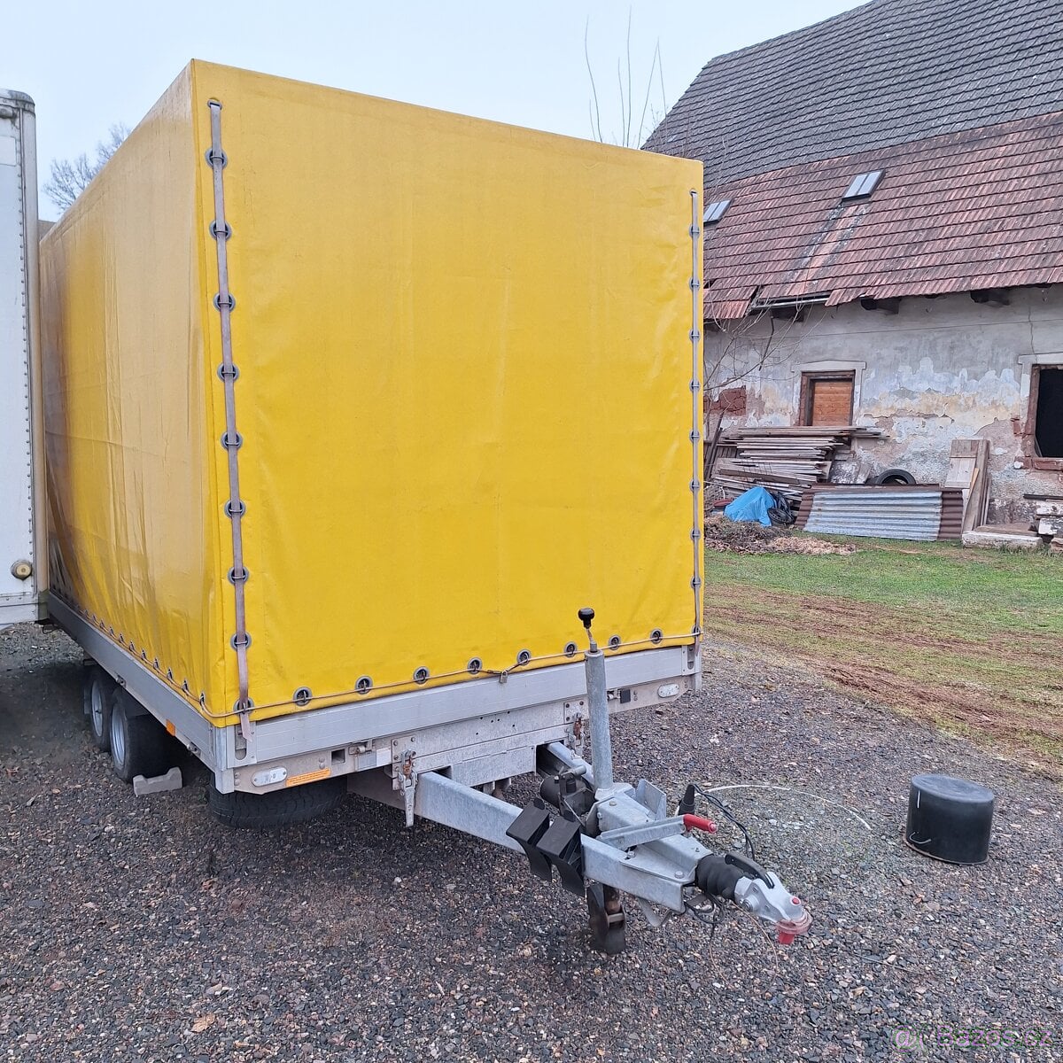 Přīvěs 2,7 t dvouosý sklopný s plachtou