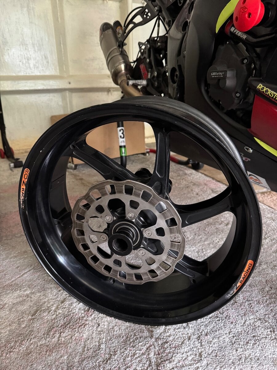 Lehké závodní kolo OZ Cattiva R - Kawasaki ZX-10RR WSBK