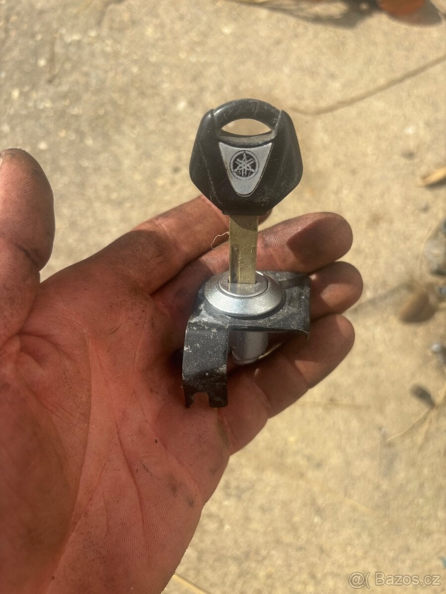 Zamek podsedadlovky a vicko nadrze na Yamaha R1 04-08