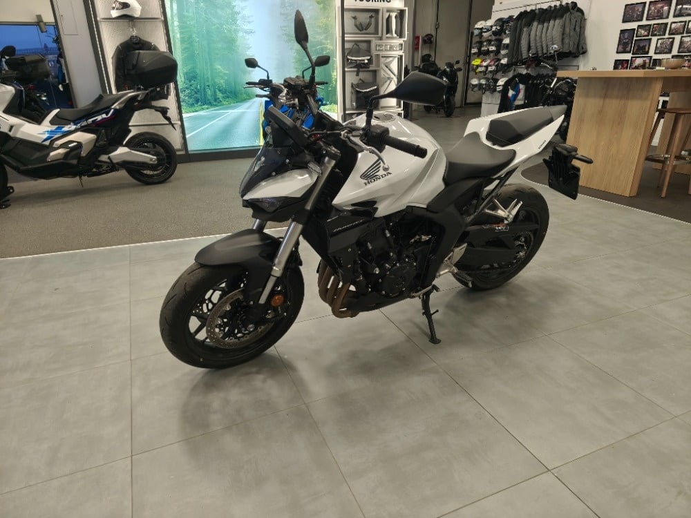 Honda CB 1000 Hornet (2025) TOP stav, 6500 km