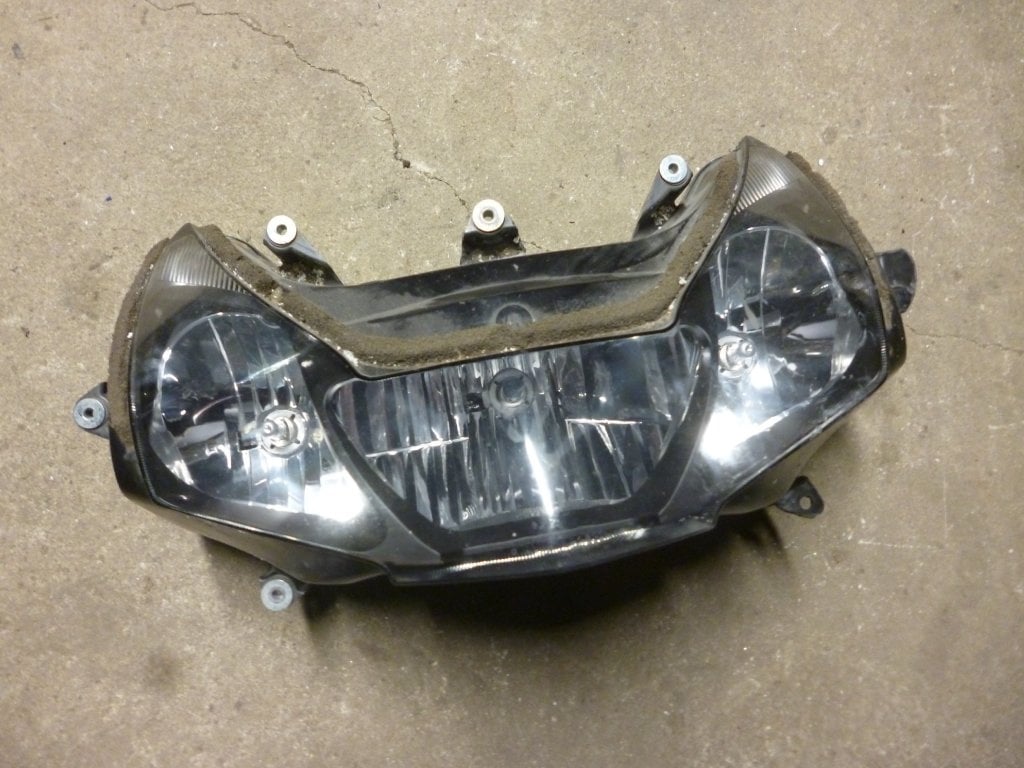 Honda CBR 954 RR Fireblade. Přední světlo.  Rok 2003