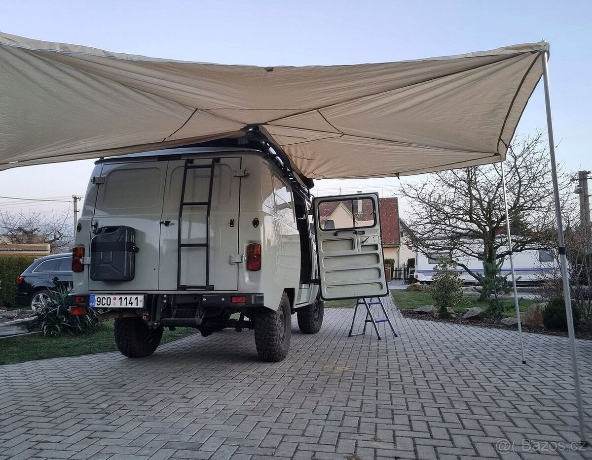 Vějířová markýza na offroad auto