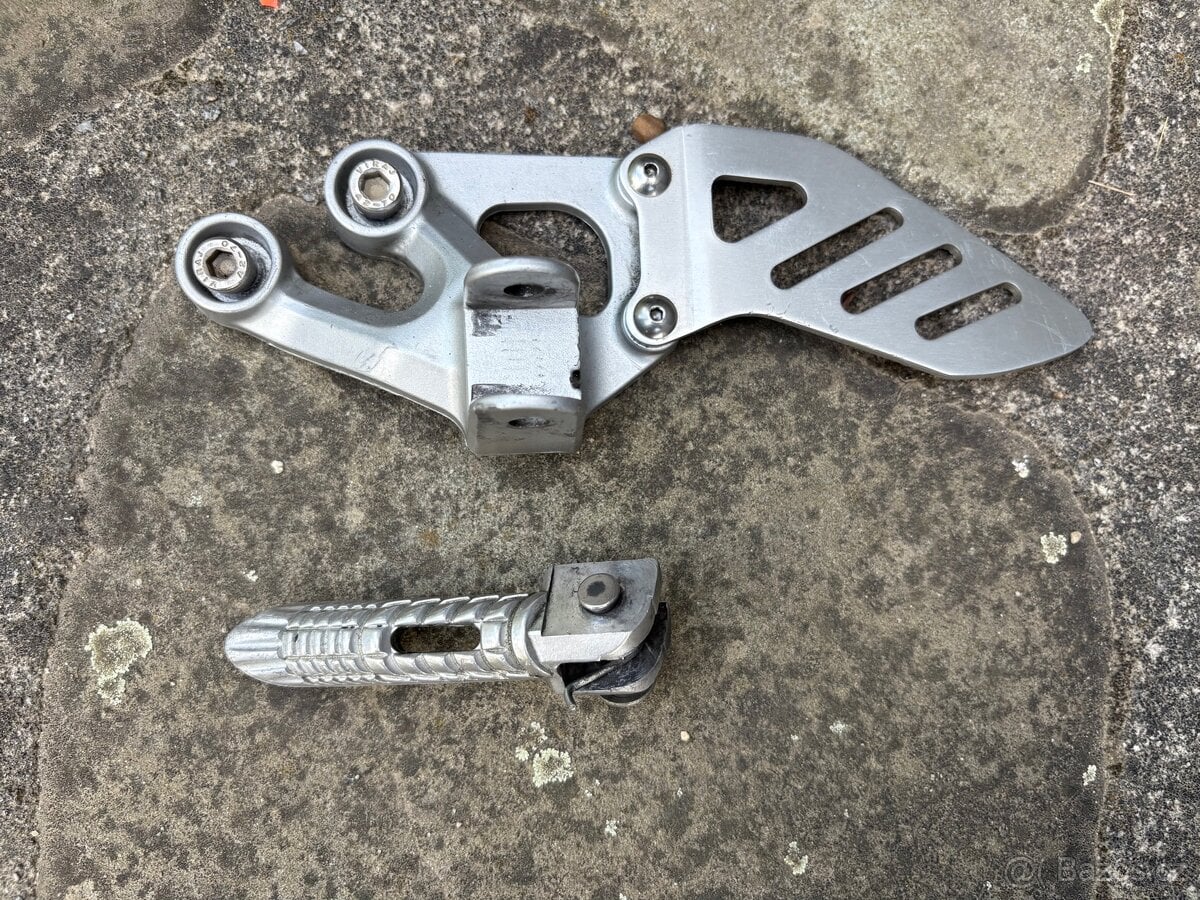 Levá přední stupačka, Suzuki Gsxr 600/750, k6,k7