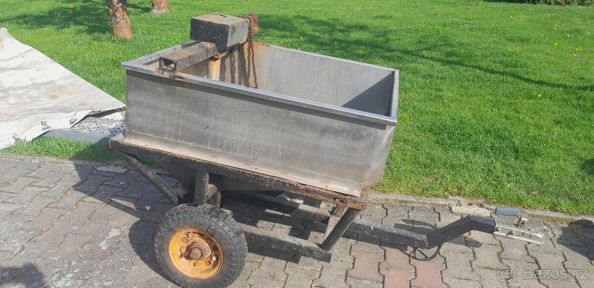 Posypový vozik za čtyřkolku