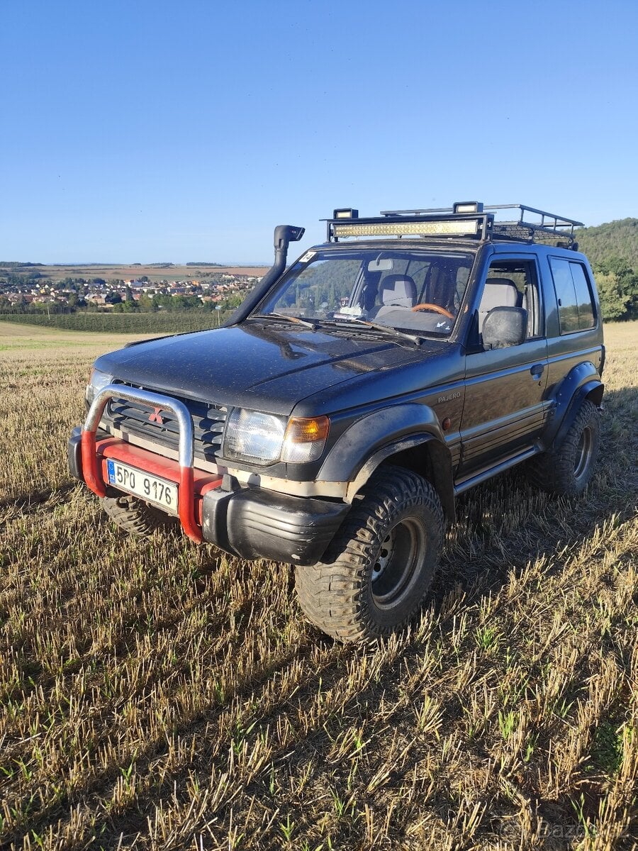 Mitsubishi Pajero Super Select.