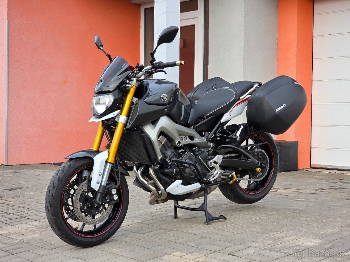 Yamaha MT-09, 2x kufr, plexi, padací rám, doplňky