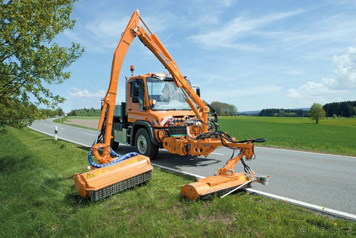 Příkopový mulčovač na Mercedes Unimog