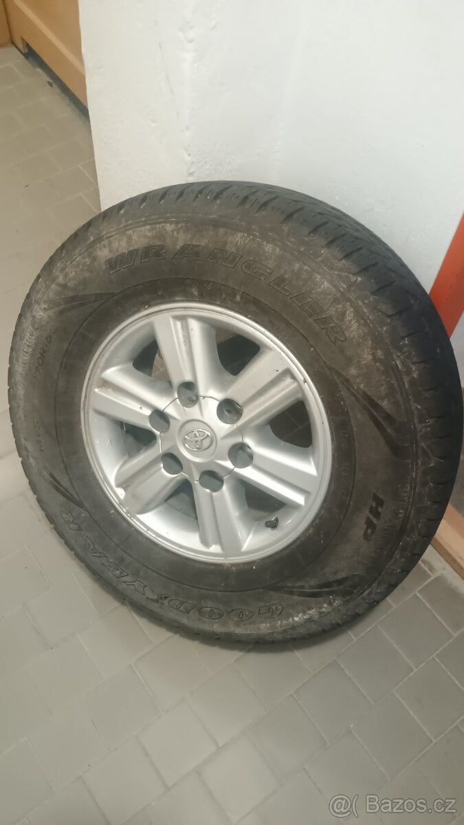Kola Toyota Hilux 255/70R15