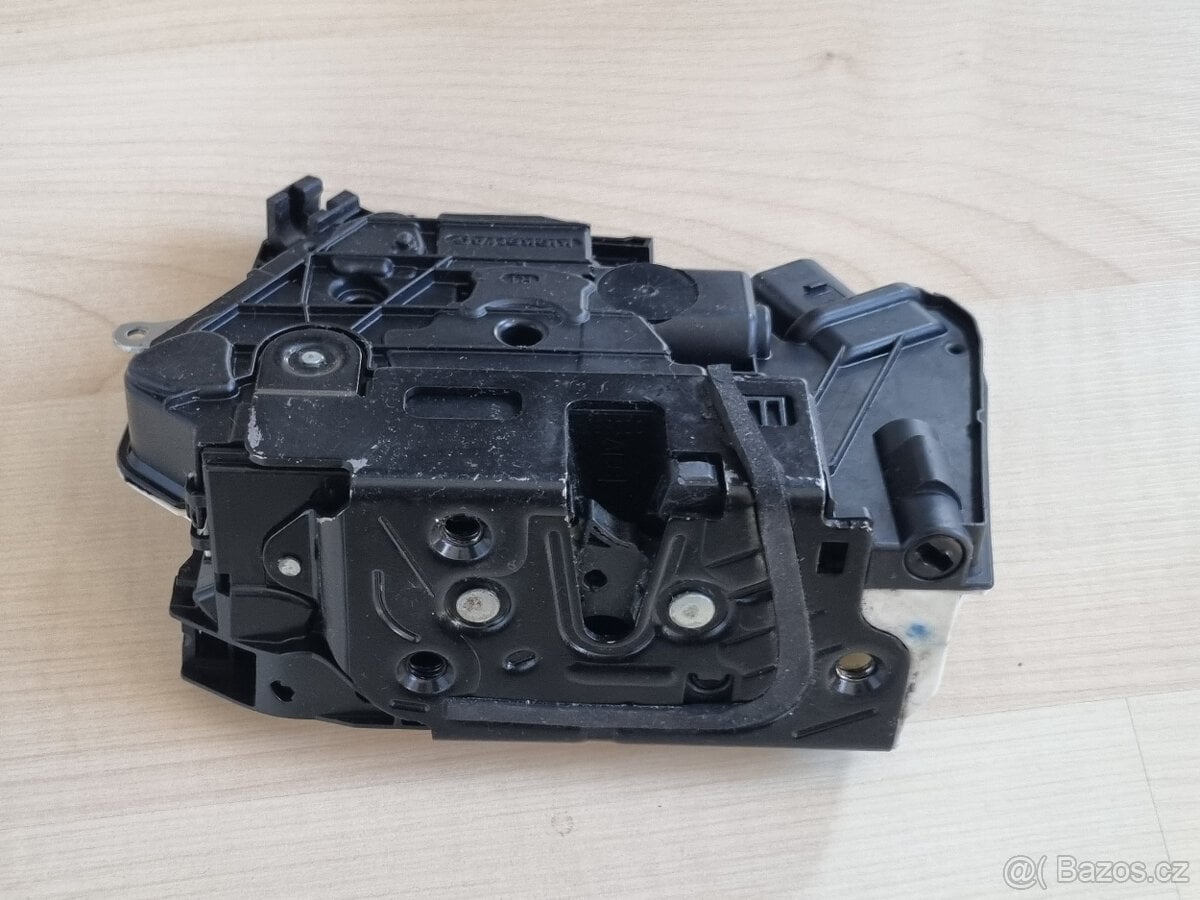 Prodám zámek dveří pravý přední na VW Passat CC