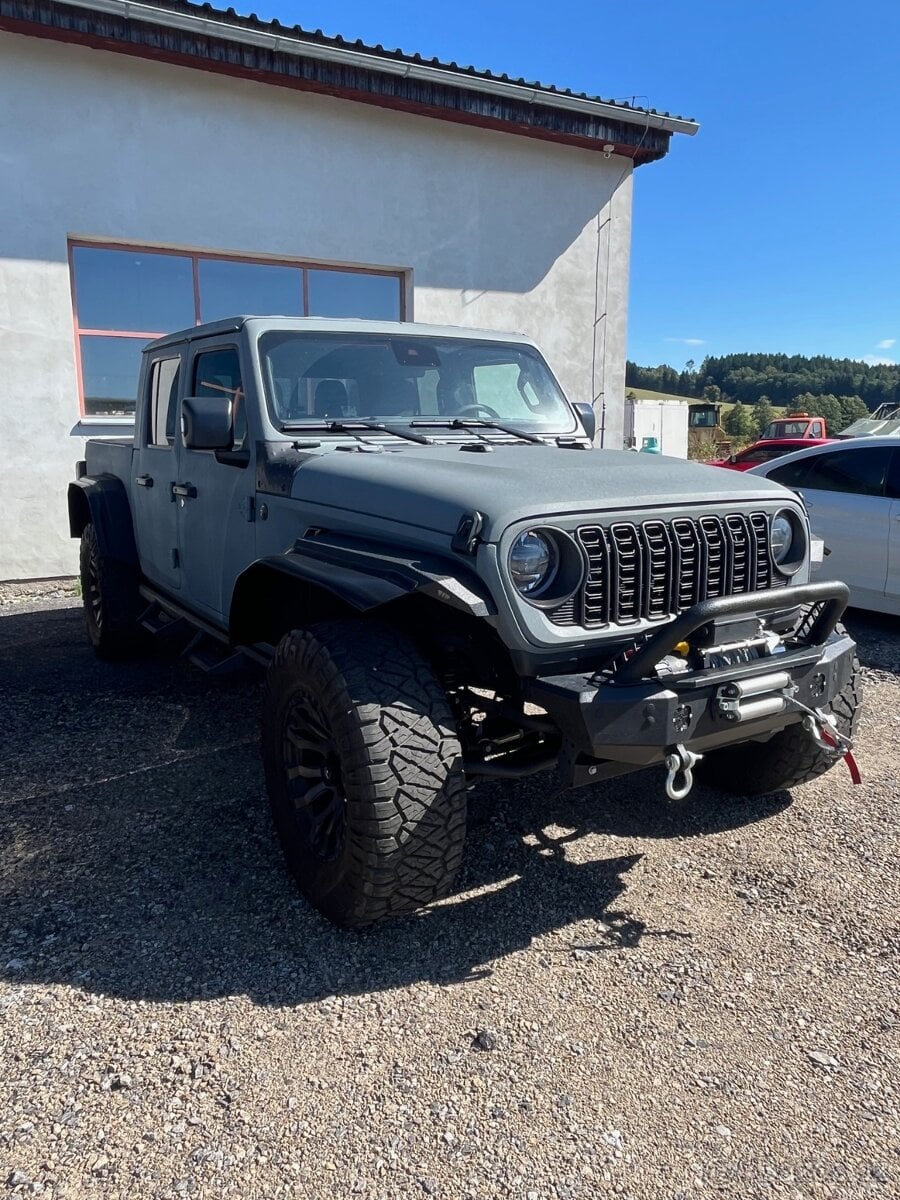 JEEP GLADIATOR 3,6 V6 ROK 2024 NAJETO 4.600 KM