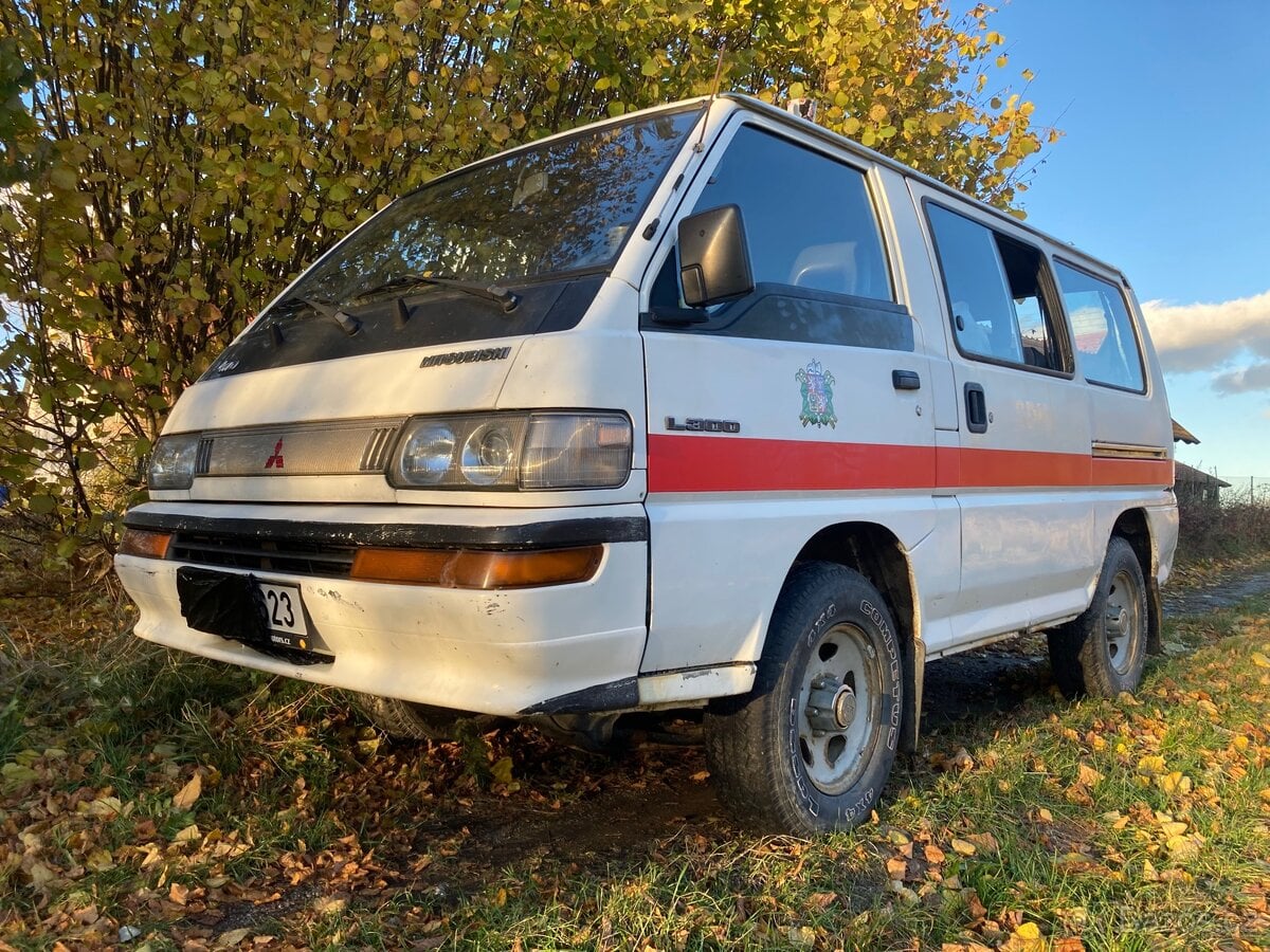 Mitsubishi L300 2.5d 4x4 / 8 míst / tažné 2t
