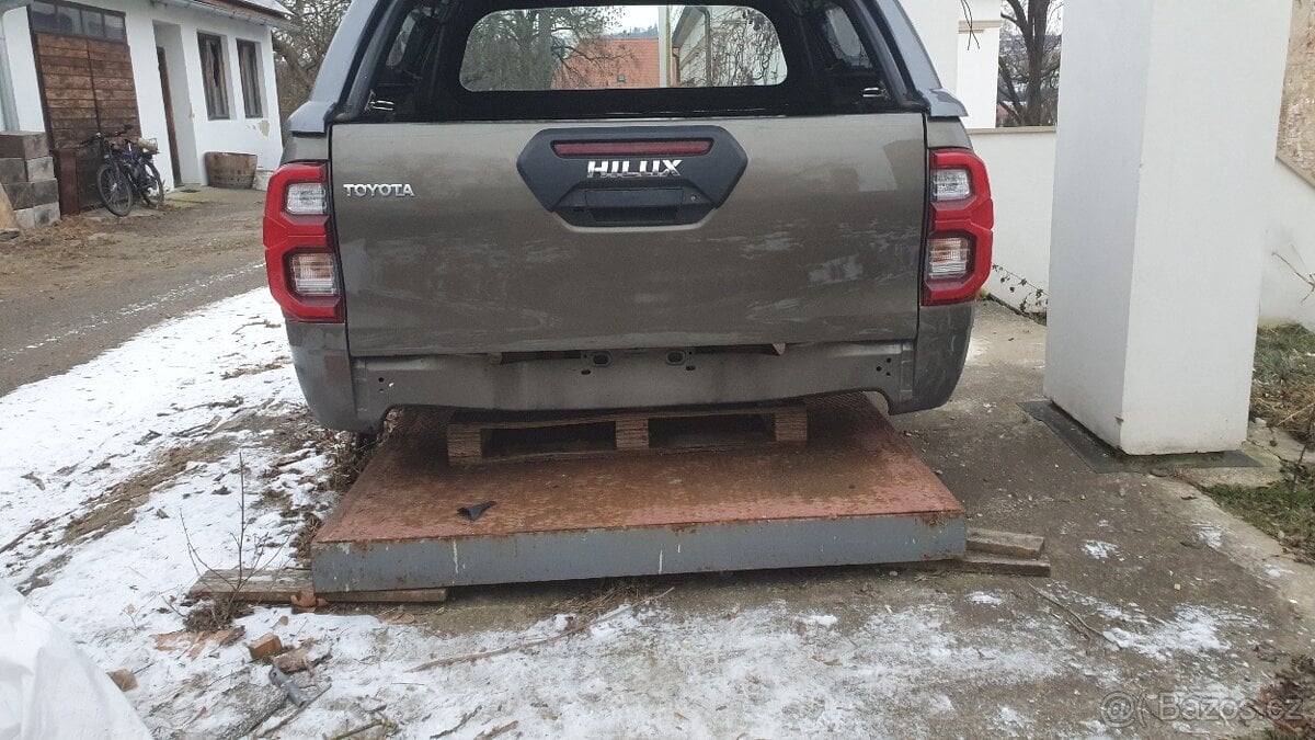 TOYOTA HILUX INVINCIBLE DC - korba