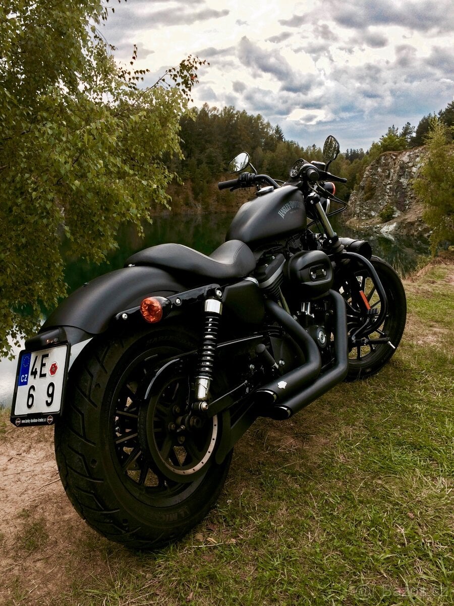 Harley Davidson Sportster Iron XL 883 black