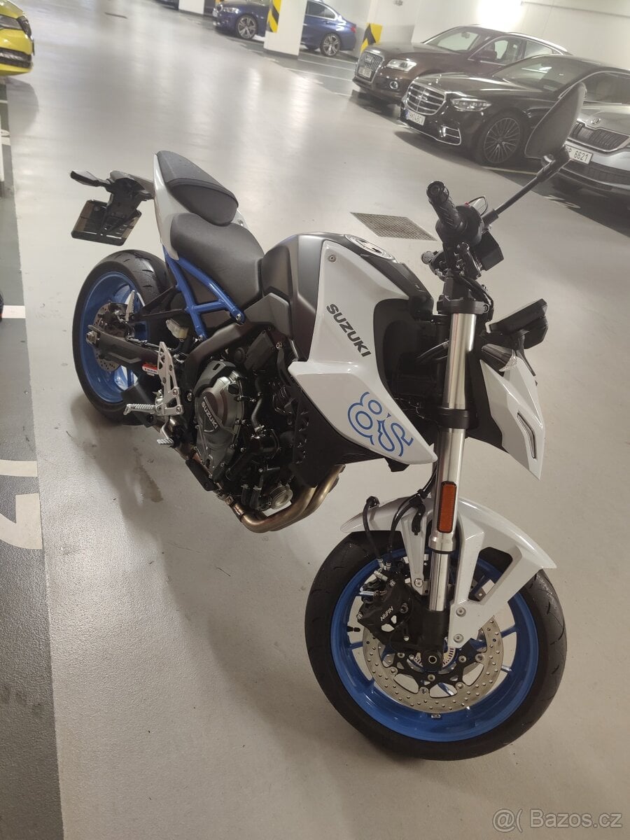 Prodej Suzuki GSX-8S (2024) – 2 350 km + štítek + nosič kufr