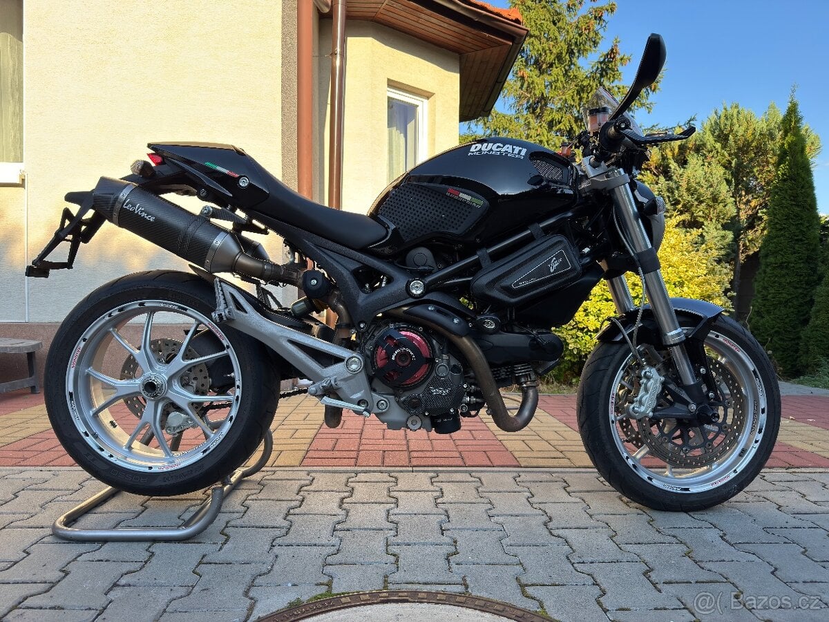 Ducati Monster 1100 –původ ČR, 2. majitel, servisní knížka