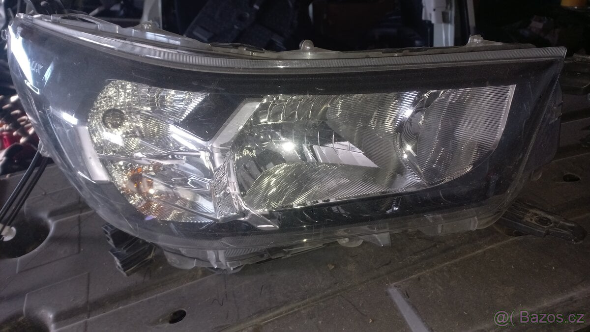 Toyota Hilux VIII LIFT 20- práva lampa