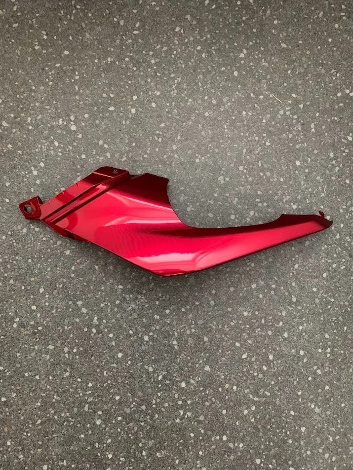 Podsedlový plast pravý Honda CB 125R 83531-K98-E00ZA