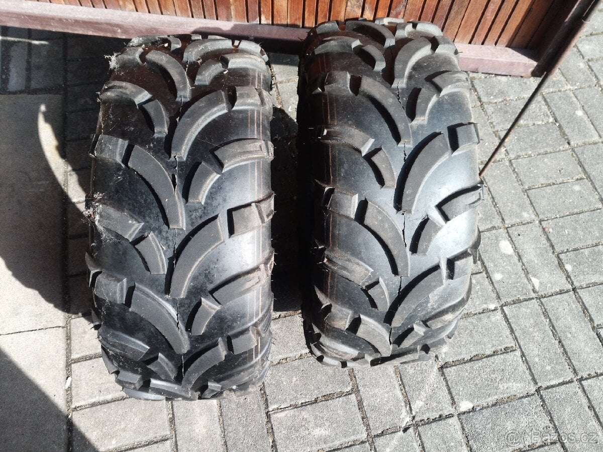 Pneu na čtyřkolku r14