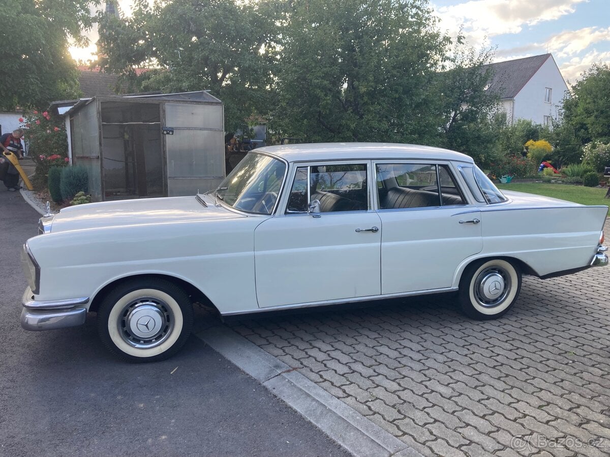 Mercedes Benz 220S W111