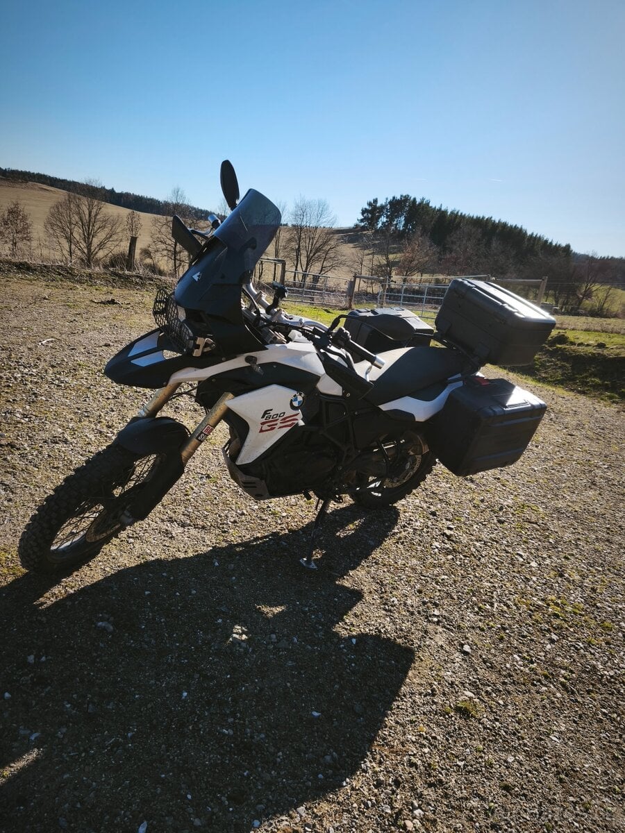 BMW F800 GS – cestovní enduro, spolehlivá, doplňky Touratech