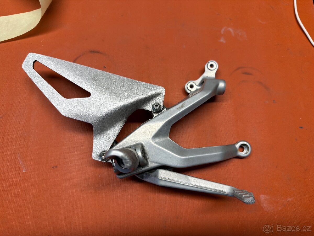 Ducati streetfighter v4 pravá konzole / stupačka