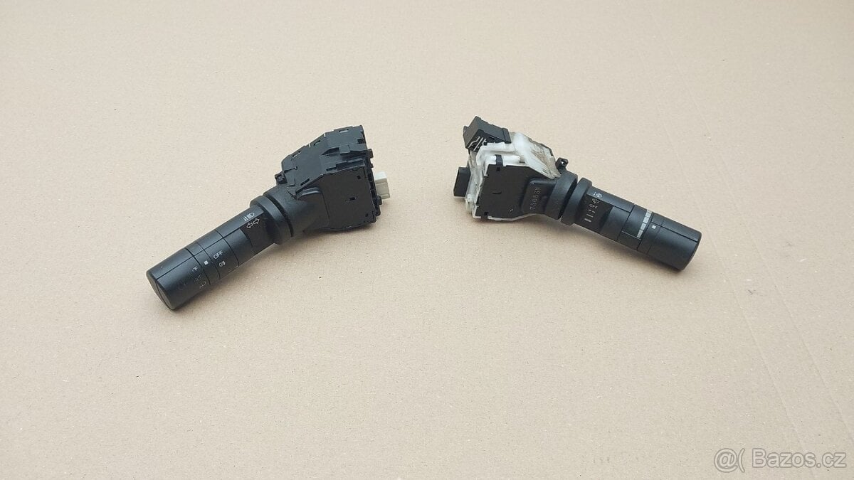 Nissan Navara a Pathfinder  : Páčky blikačů světel stěrač