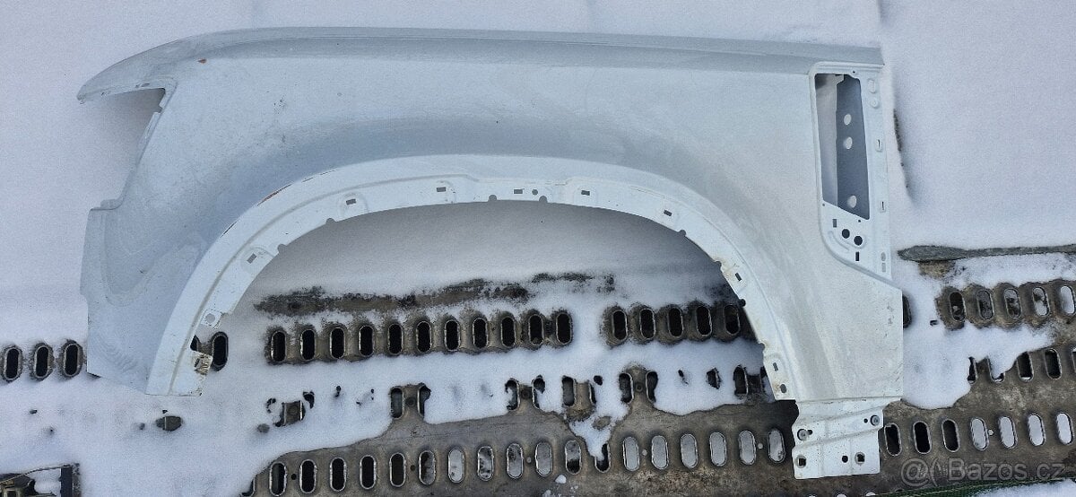 Levy predni blatnik land rover defender L663