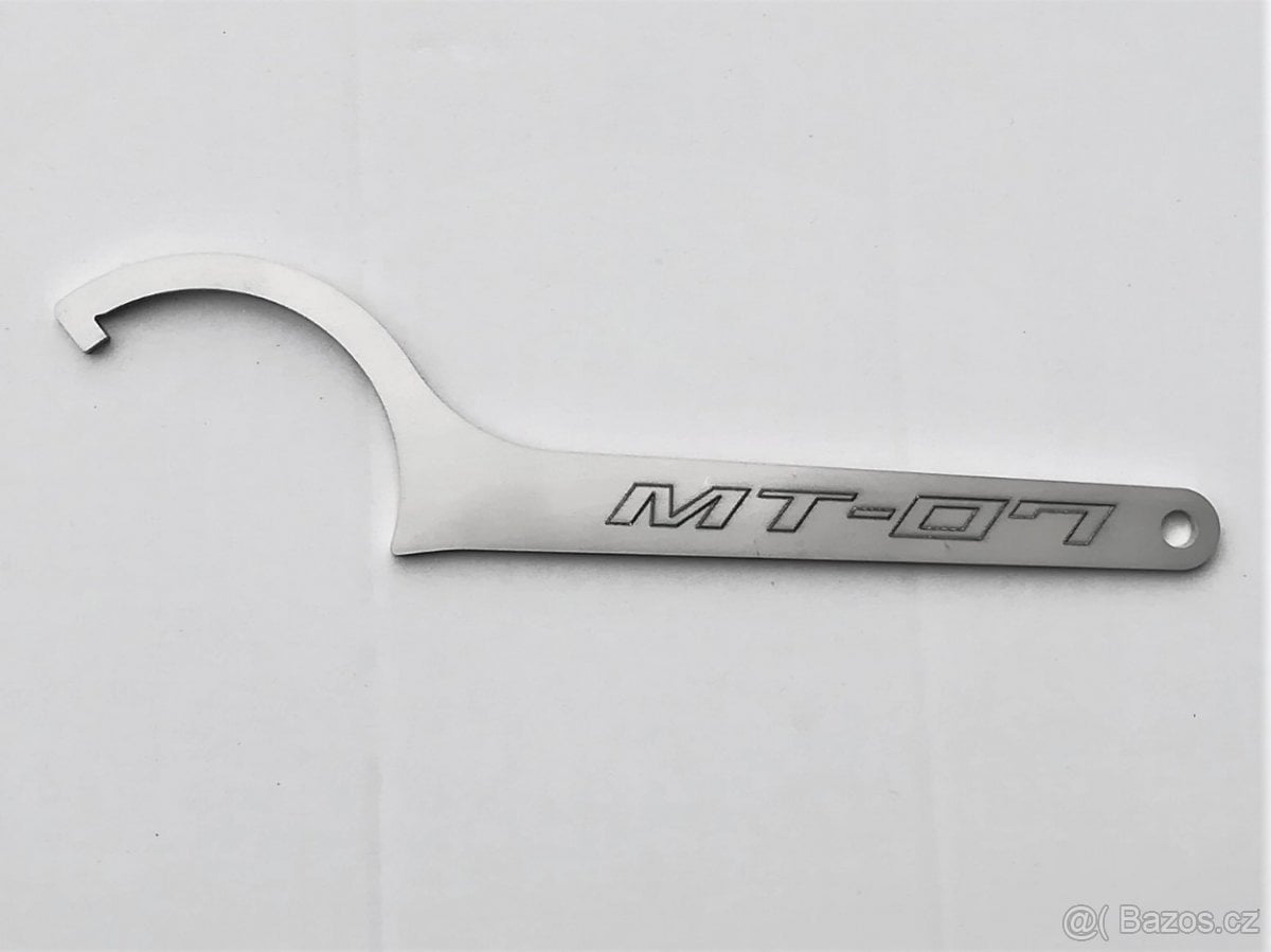 Yamaha MT-07 - nerezový klíč na zadní tlumič