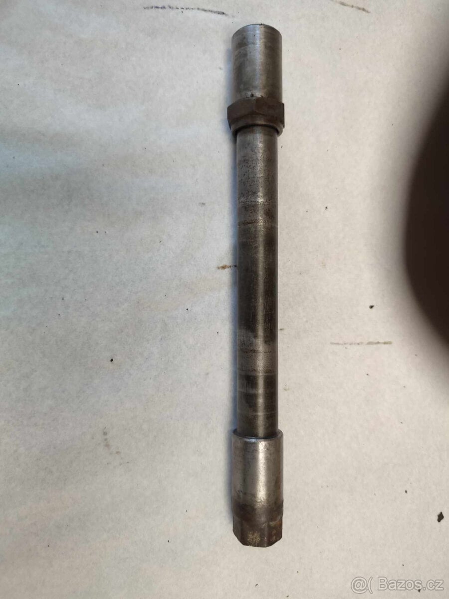 Kawasaki KX 125/250 přední osička s maticí