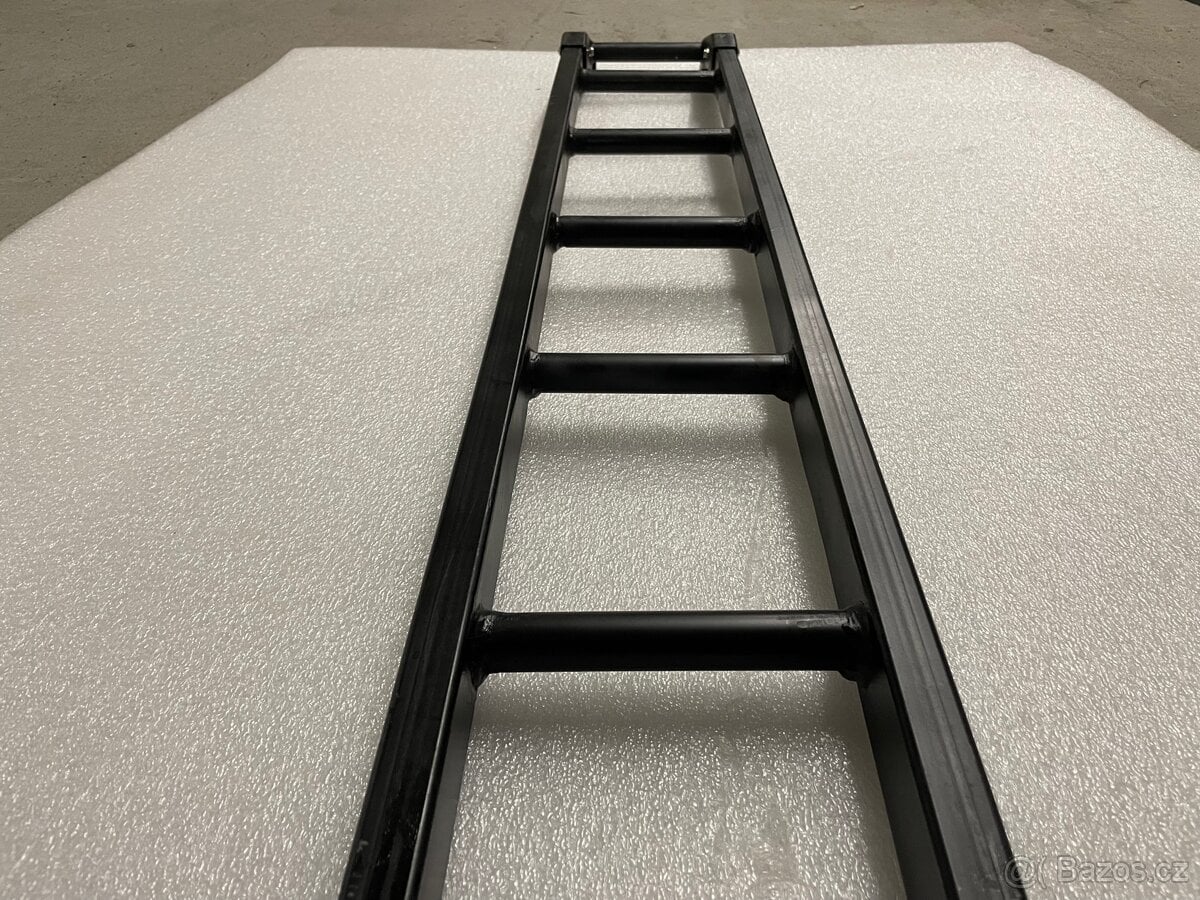 Expediční žebřík na zadní dveře vozidla