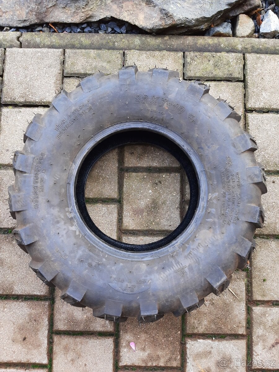 Pneu na čtyřkolku